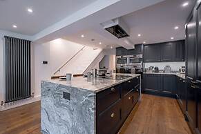 Stunning Bath Home Sleeps 12 Ideal for Hen Stags