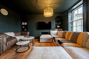 Stunning Bath Home Sleeps 12 Ideal for Hen Stags