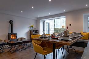 Stunning Bath Home Sleeps 12 Ideal for Hen Stags