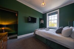 Stunning Bath Home Sleeps 12 Ideal for Hen Stags