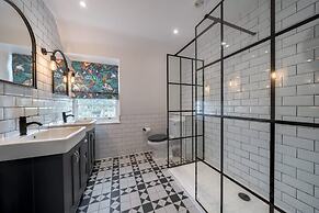 Stunning Bath Home Sleeps 12 Ideal for Hen Stags