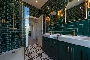Stunning Bath Home Sleeps 12 Ideal for Hen Stags