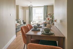 Perfect Booking 4 Bed Home With Garden Dining