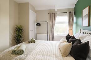 Perfect Booking 4 Bed Home With Garden Dining