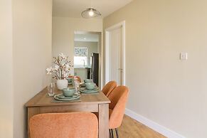 Perfect Booking 4 Bed Home With Garden Dining