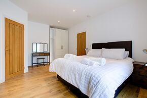 Spacious 4BR Haven in Ipswich