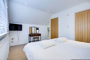 Spacious 4BR Haven in Ipswich