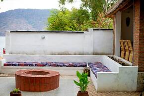 The Bay Cottage 4BR Retreat in Cape Maclear