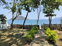 The Bay Cottage 4BR Retreat in Cape Maclear