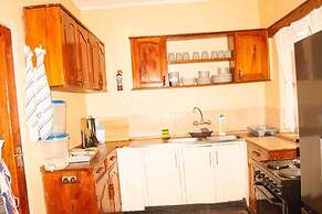 The Bay Cottage 4BR Retreat in Cape Maclear