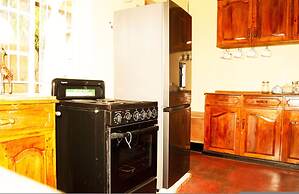 The Bay Cottage 4BR Retreat in Cape Maclear