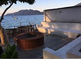 The Bay Cottage 4BR Retreat in Cape Maclear