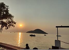 The Bay Cottage 4BR Retreat in Cape Maclear