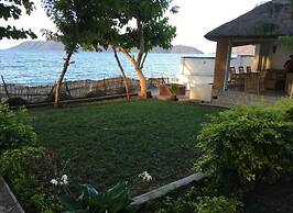 The Bay Cottage 4BR Retreat in Cape Maclear