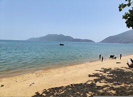 The Bay Cottage 4BR Retreat in Cape Maclear