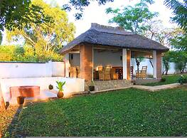 The Bay Cottage 4BR Retreat in Cape Maclear