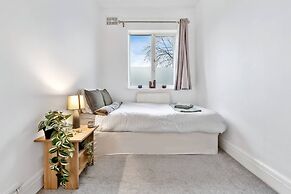 Powder Mill Retreat - 2BR Modern Flat for 4