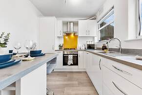 Powder Mill Retreat - 2BR Modern Flat for 4
