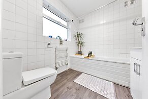 Powder Mill Retreat - 2BR Modern Flat for 4
