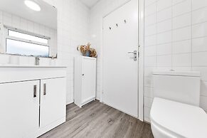 Powder Mill Retreat - 2BR Modern Flat for 4