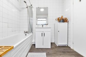 Powder Mill Retreat - 2BR Modern Flat for 4