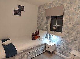 Spacious Home for Groups Sleeps 8