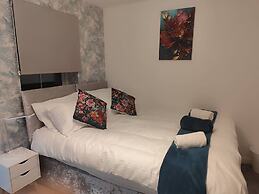 Spacious Home for Groups Sleeps 8