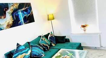 3-bedroom Gem in Manchester With Free Parking