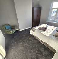 West Midlands Home - 3BR w Free Parking and Wifi