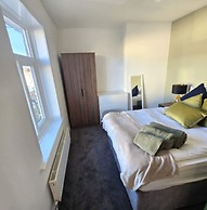 West Midlands Home - 3BR w Free Parking and Wifi