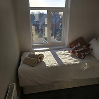 West Midlands Home - 3BR w Free Parking and Wifi