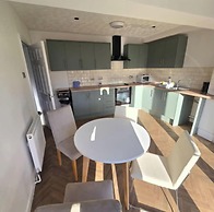 West Midlands Home - 3BR w Free Parking and Wifi