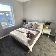 West Midlands Home - 3BR w Free Parking and Wifi