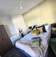 West Midlands Home - 3BR w Free Parking and Wifi