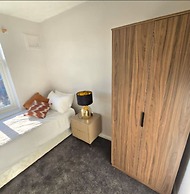 West Midlands Home - 3BR w Free Parking and Wifi