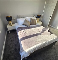 West Midlands Home - 3BR w Free Parking and Wifi