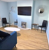 West Midlands Home - 3BR w Free Parking and Wifi