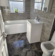 West Midlands Home - 3BR w Free Parking and Wifi