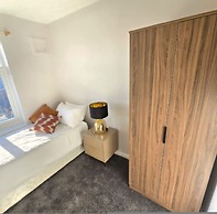 West Midlands Home - 3BR w Free Parking and Wifi