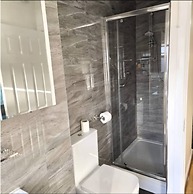 West Midlands Home - 3BR w Free Parking and Wifi