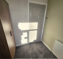 West Midlands Home - 3BR w Free Parking and Wifi