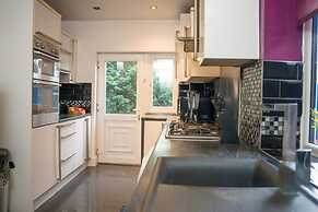Modern Spacious 4-bedroom Residence in Crumpsall