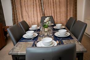 Modern Spacious 4-bedroom Residence in Crumpsall