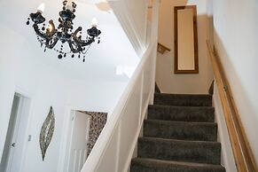 Modern Spacious 4-bedroom Residence in Crumpsall