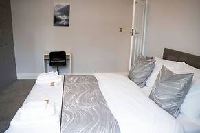 Modern Spacious 4-bedroom Residence in Crumpsall