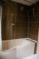 Modern Spacious 4-bedroom Residence in Crumpsall