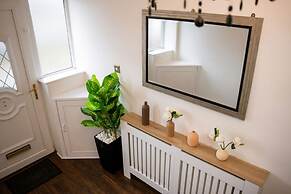 Modern Spacious 4-bedroom Residence in Crumpsall