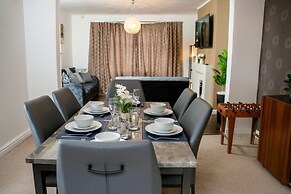 Modern Spacious 4-bedroom Residence in Crumpsall