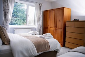 Modern Spacious 4-bedroom Residence in Crumpsall