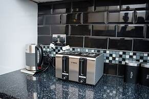 Modern Spacious 4-bedroom Residence in Crumpsall